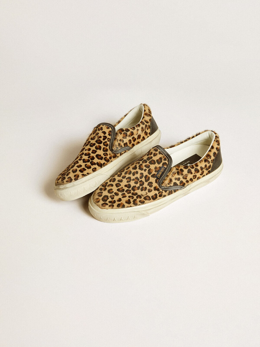 damen-pony-sandalen von vce modell penstar in leopardenmuster mit schwarzer leder-fersenlasche.
