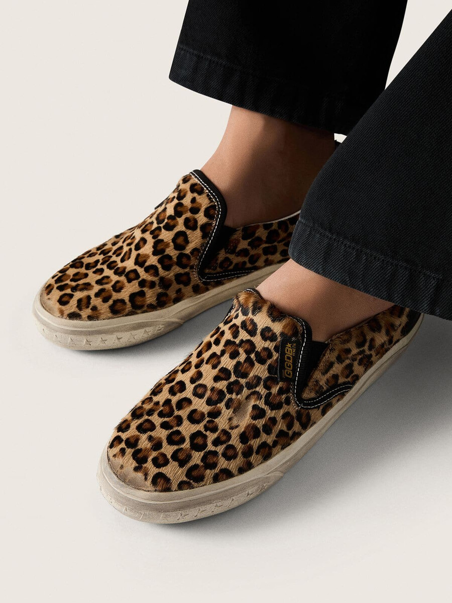 damen-pony-sandalen von vce modell penstar in leopardenmuster mit schwarzer leder-fersenlasche.