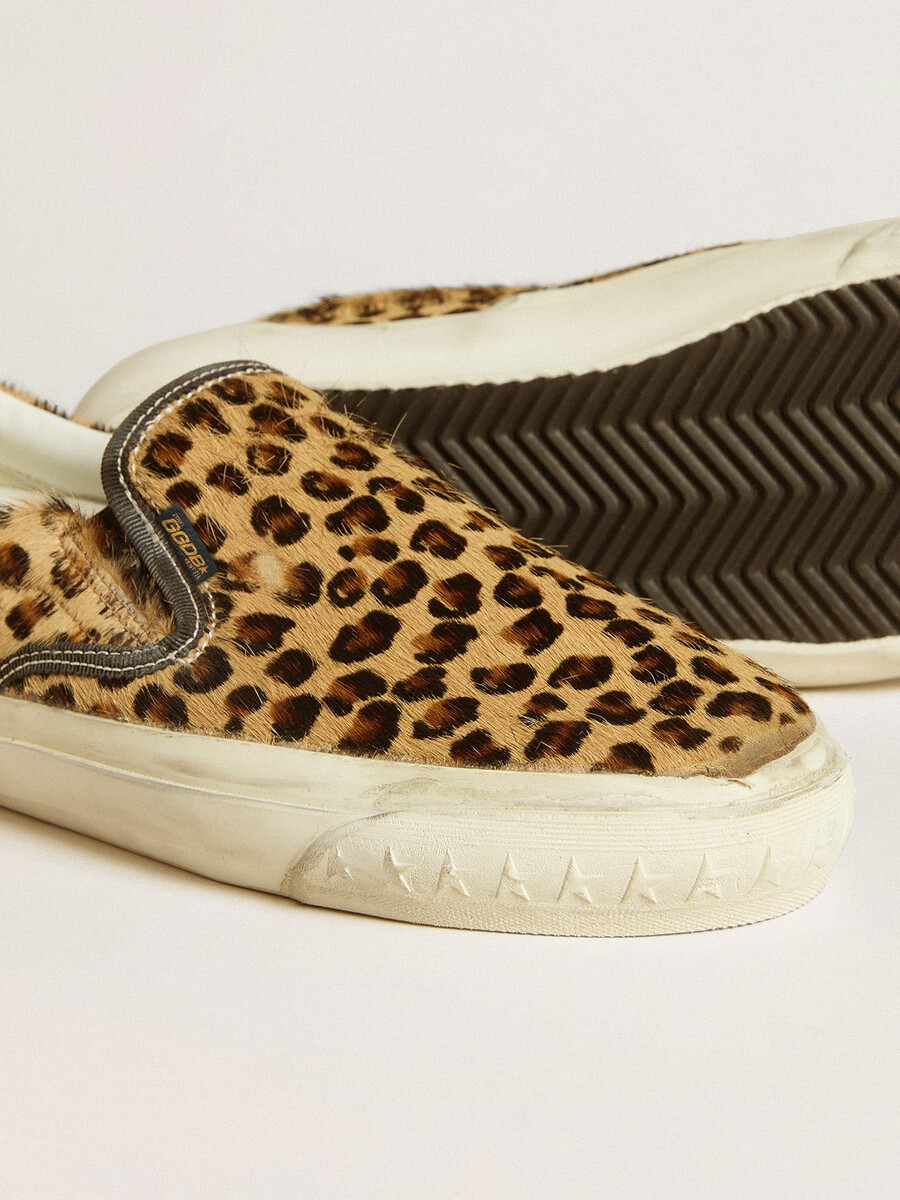 damen-pony-sandalen von vce modell penstar in leopardenmuster mit schwarzer leder-fersenlasche.