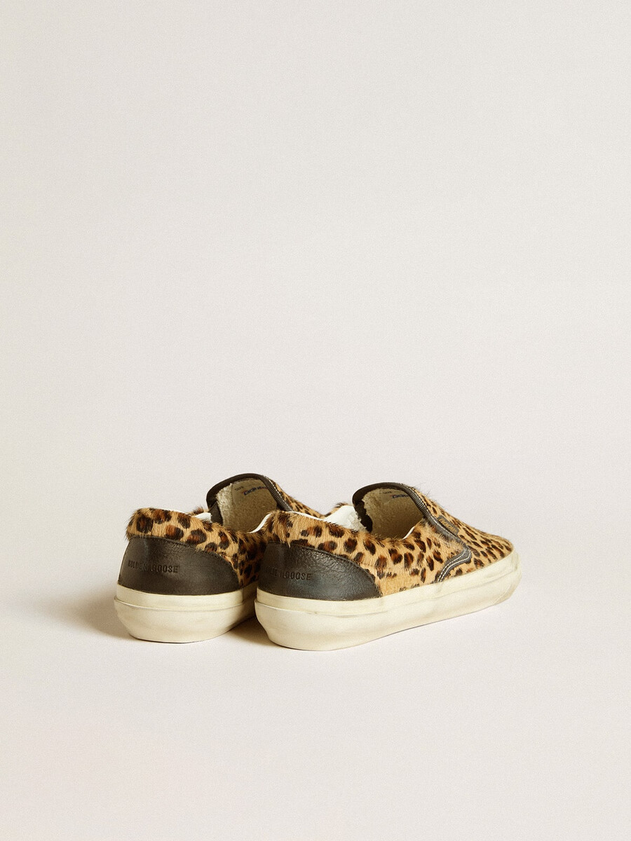 damen-pony-sandalen von vce modell penstar in leopardenmuster mit schwarzer leder-fersenlasche.
