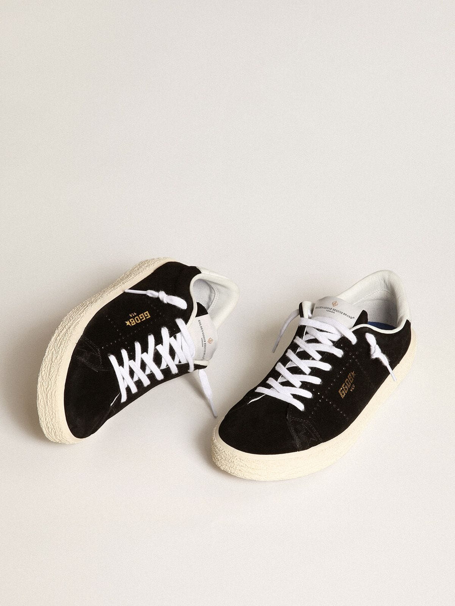 damen-tennisschuhe aus schwarzem wildleder mit weißer leder-fersenlasche