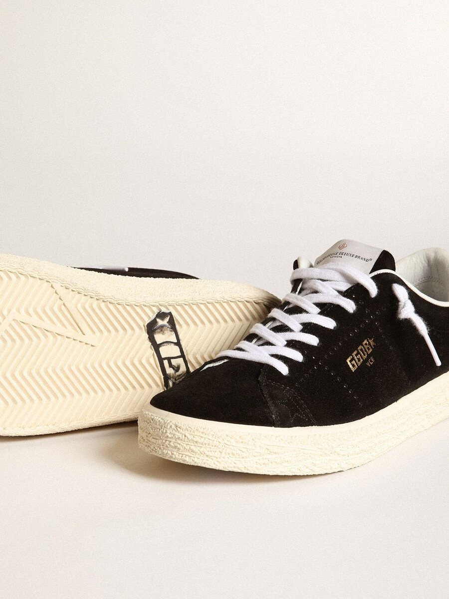 damen-tennisschuhe aus schwarzem wildleder mit weißer leder-fersenlasche