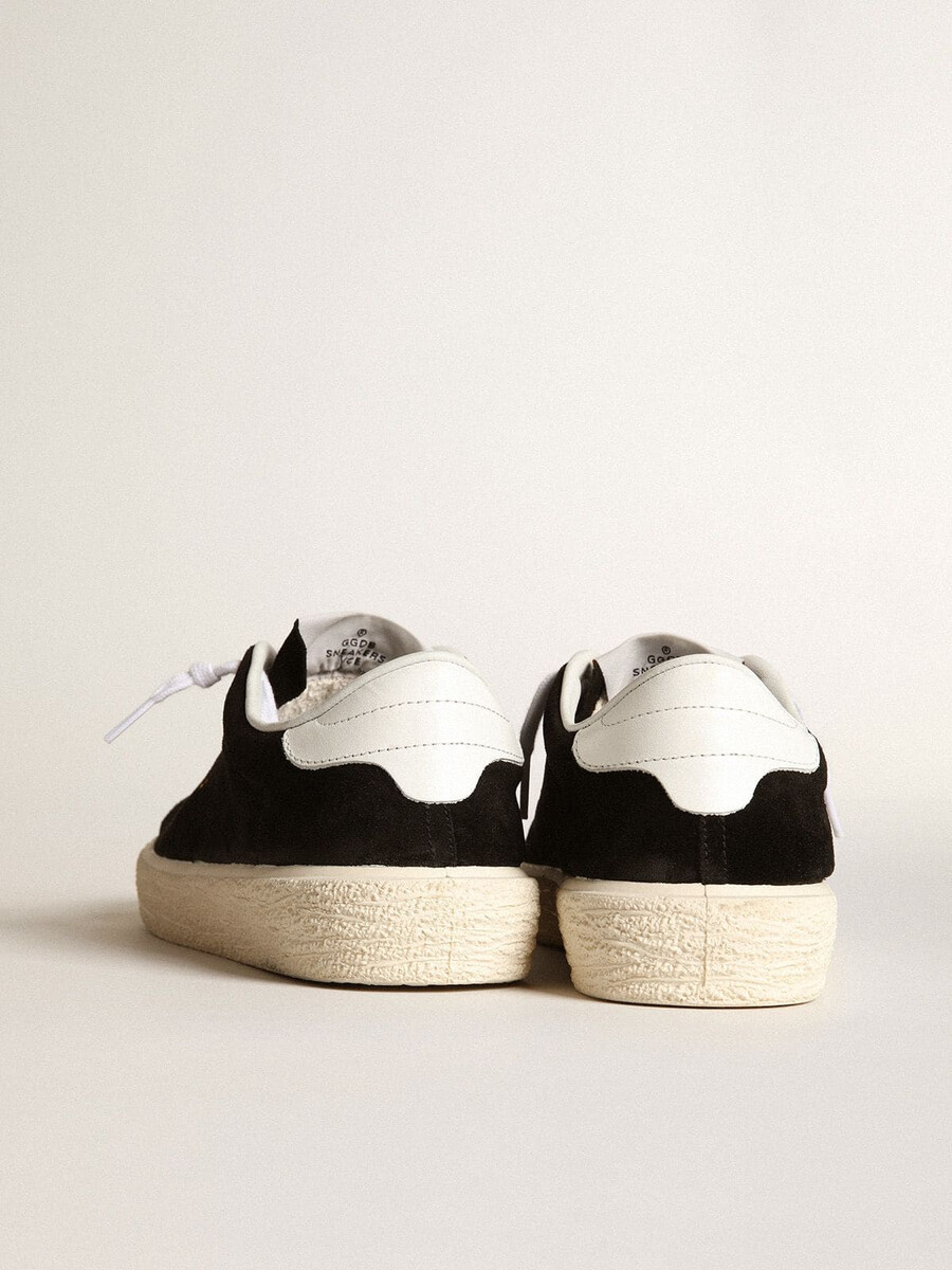 damen-tennisschuhe aus schwarzem wildleder mit weißer leder-fersenlasche