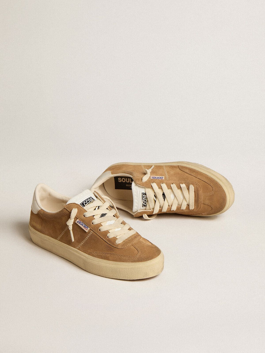 soul star damenschuh aus kamelfarbenem wildleder mit weißer leder-fersenlasche und -zunge
