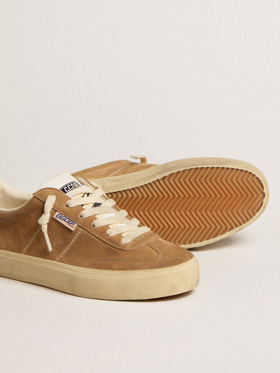 soul star damenschuh aus kamelfarbenem wildleder mit weißer leder-fersenlasche und -zunge