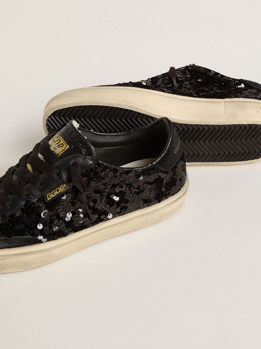 damen-sandalen „soul star aus schwarzem paillettenleder mit schwarzer wildleder-fersenlasche