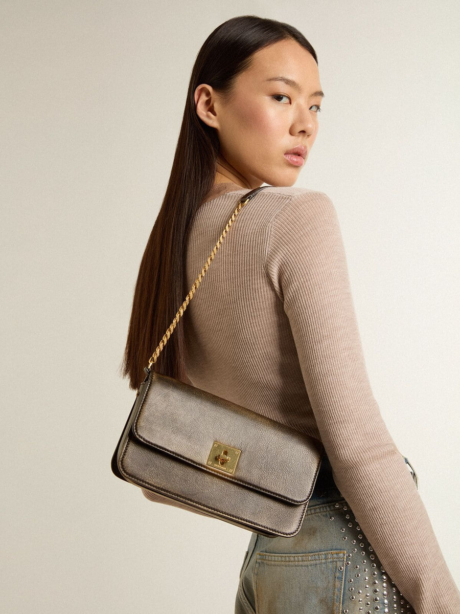 gioia tasche aus schwarzem vintage-leder mit goldenen details