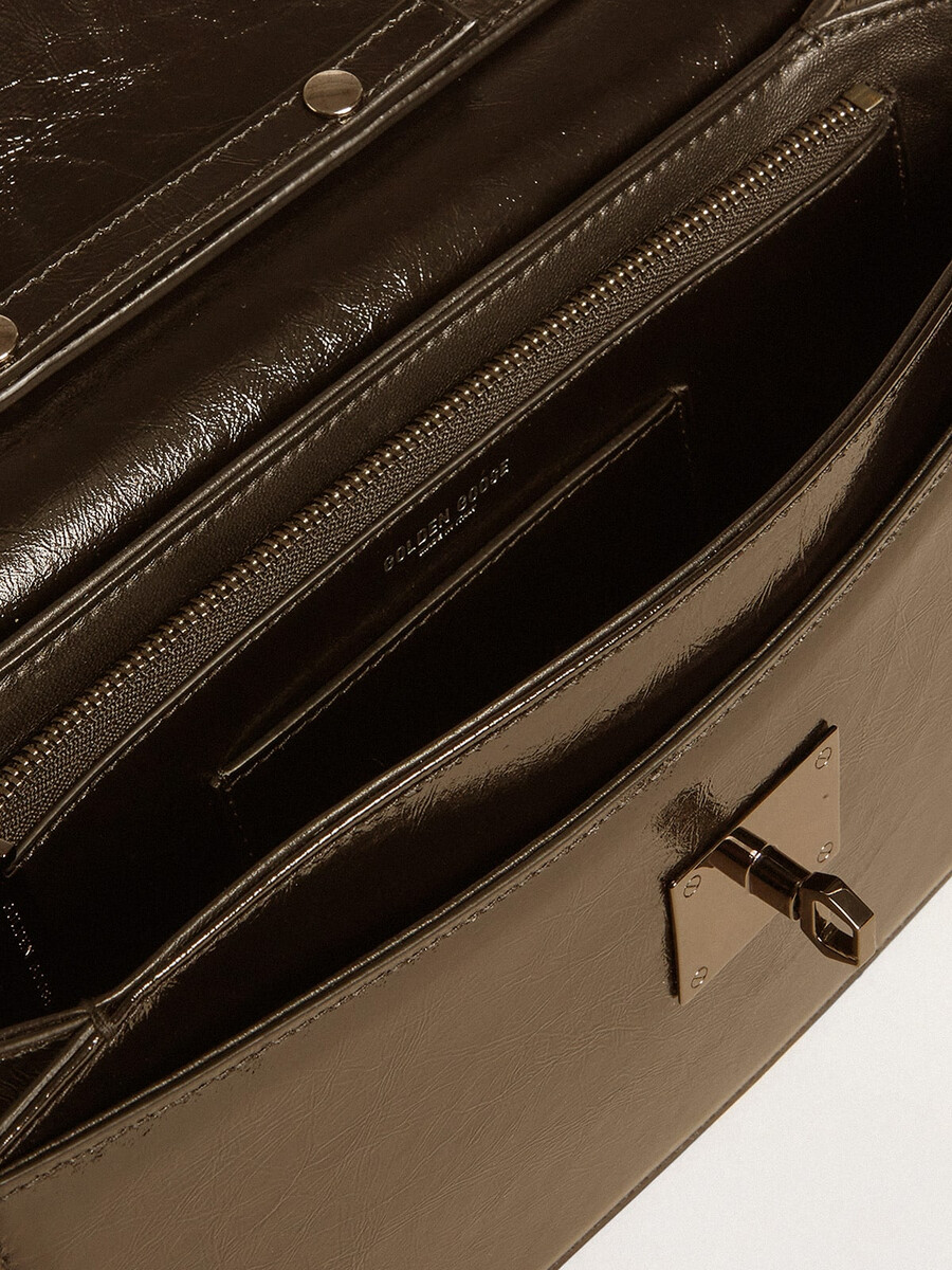 gioia tasche aus schwarzem glänzendem leder mit metalldetails