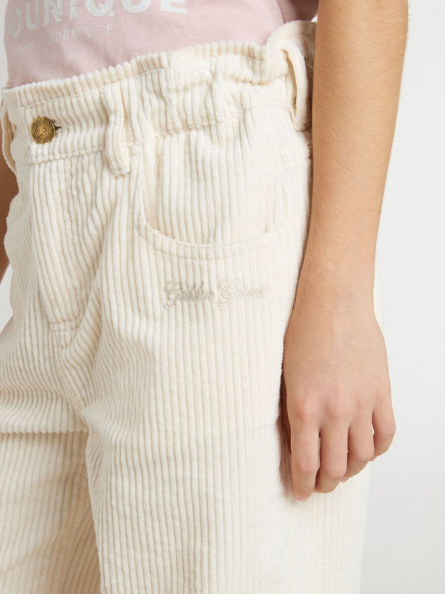 mädchenhose in creme mit weitem rippstrick und stickerei