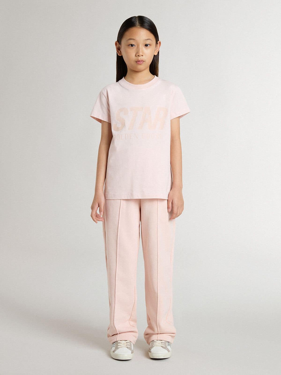 mädchen-t-shirt in rosa mit rosa aufdruck auf der vorderseite