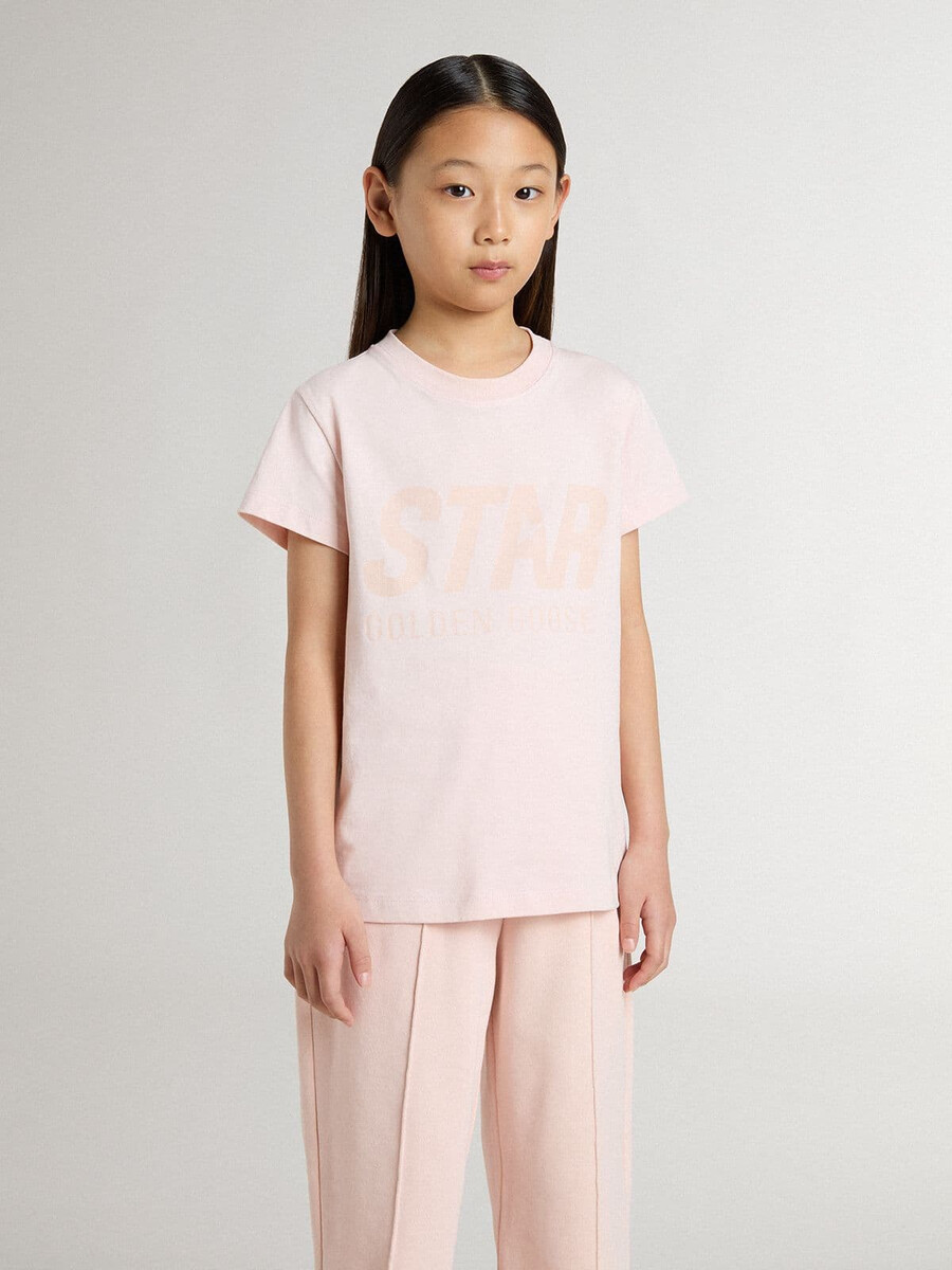 mädchen-t-shirt in rosa mit rosa aufdruck auf der vorderseite