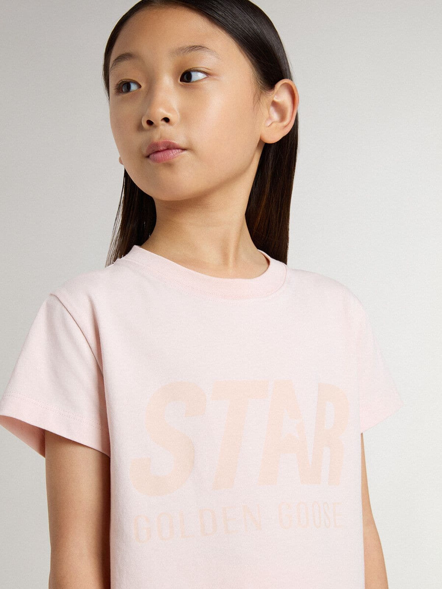 mädchen-t-shirt in rosa mit rosa aufdruck auf der vorderseite
