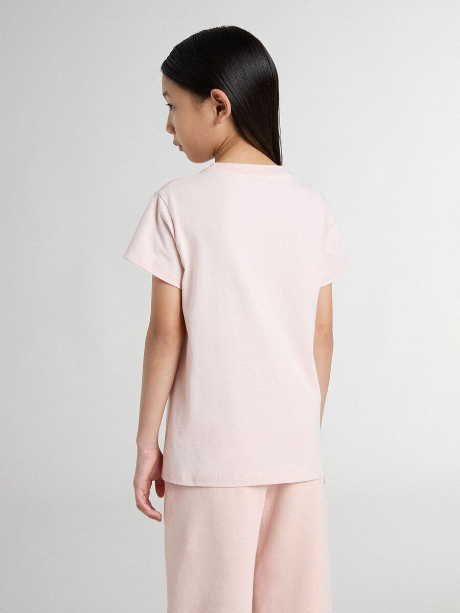mädchen-t-shirt in rosa mit rosa aufdruck auf der vorderseite
