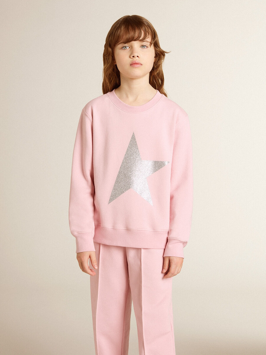 rosa sweatshirt mit großem silbernen glitzerstern auf der vorderseite