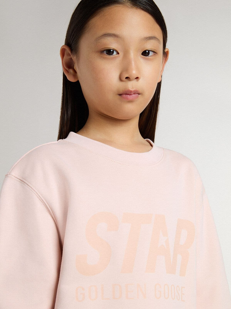 mädchen-sweatshirt in rosa mit rosa schriftzug auf der vorderseite