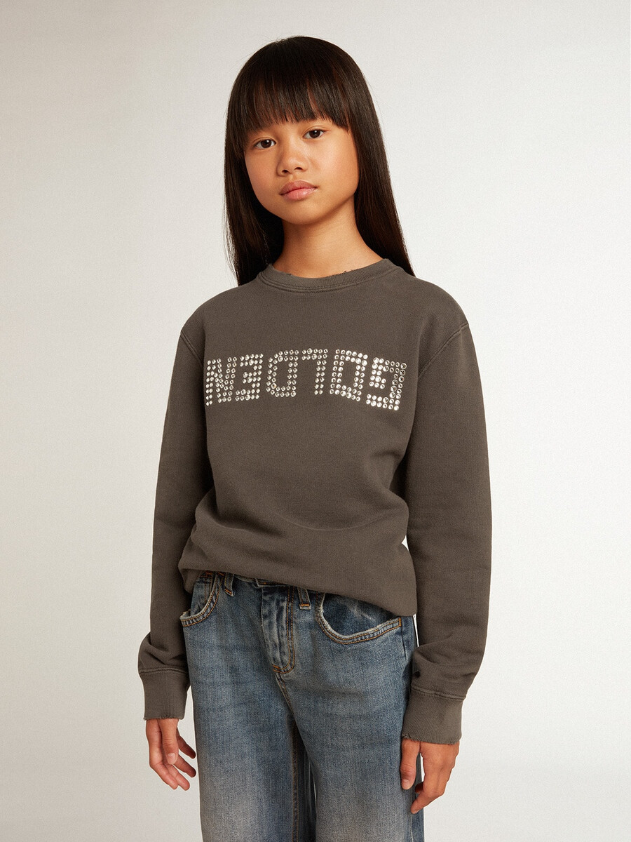 graues sweatshirt im used-look mit kristallbuchstaben