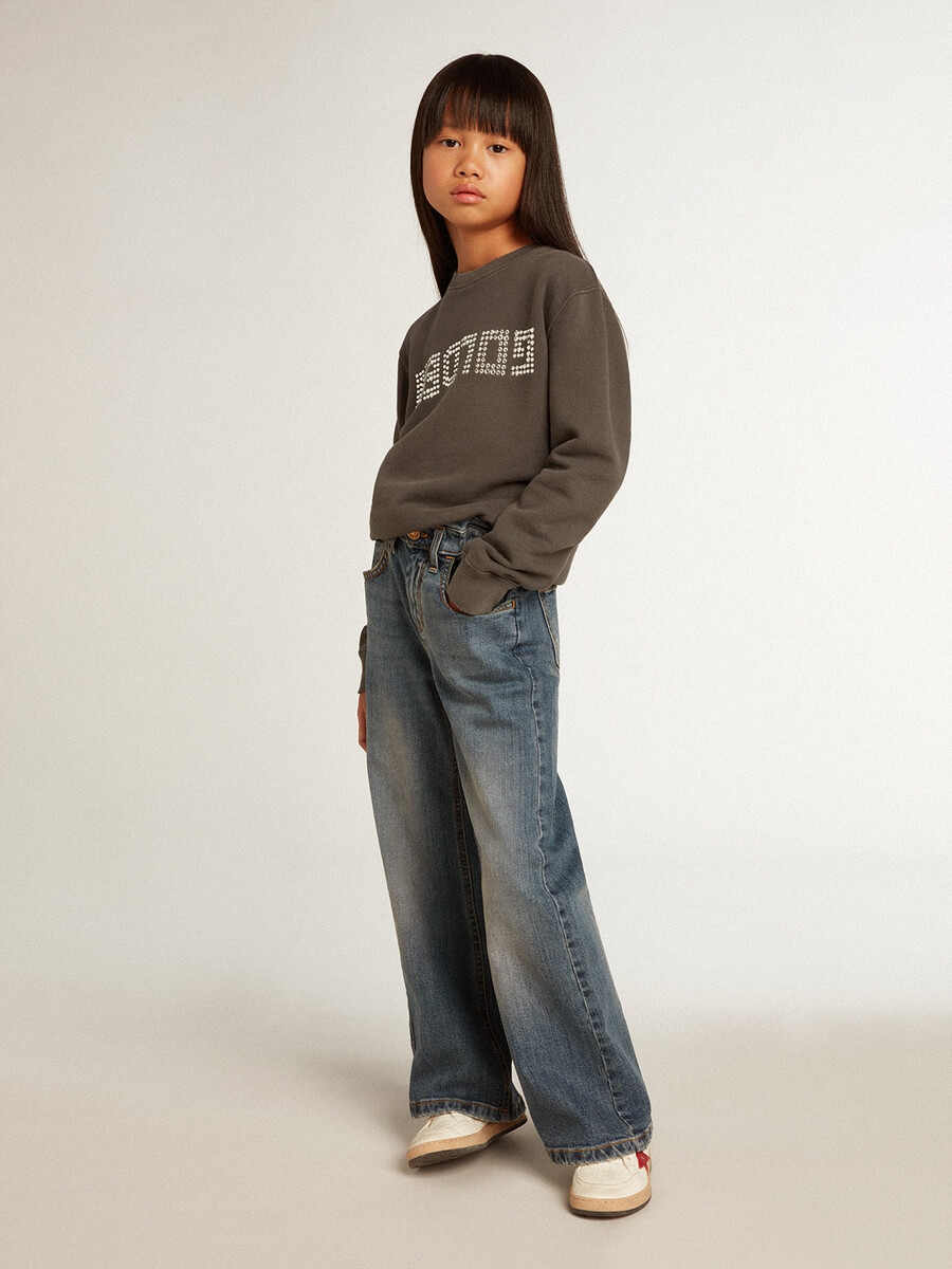 graues sweatshirt im used-look mit kristallbuchstaben