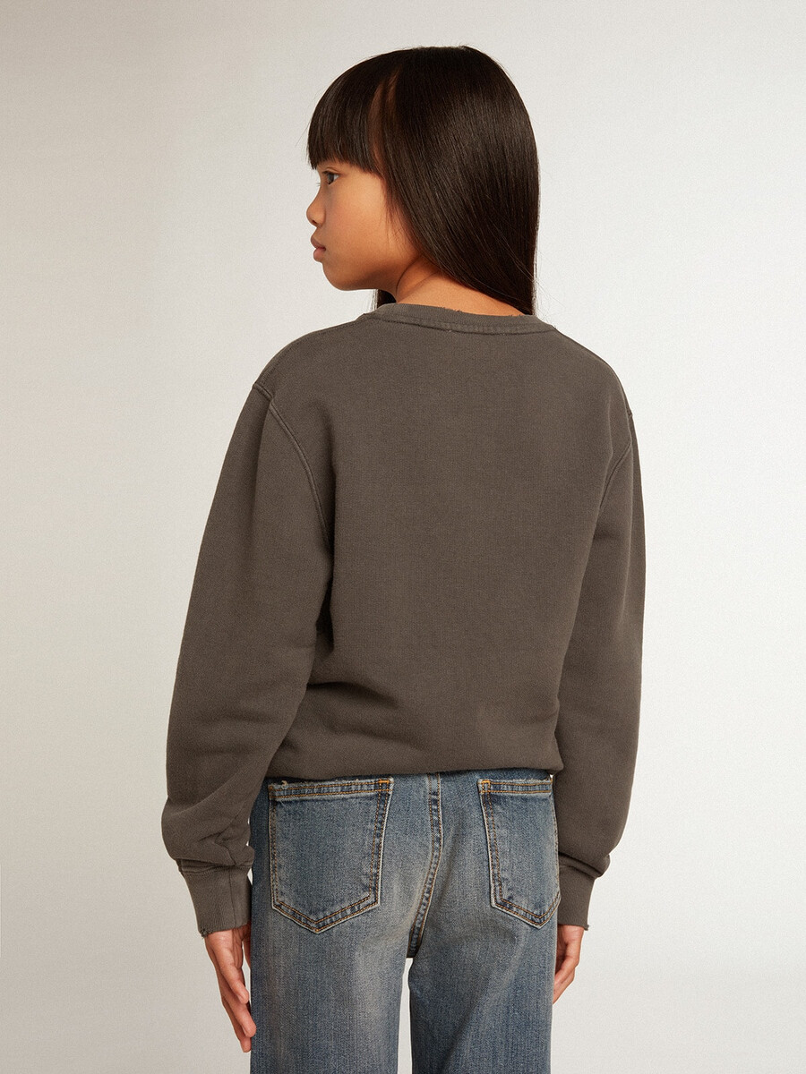 graues sweatshirt im used-look mit kristallbuchstaben