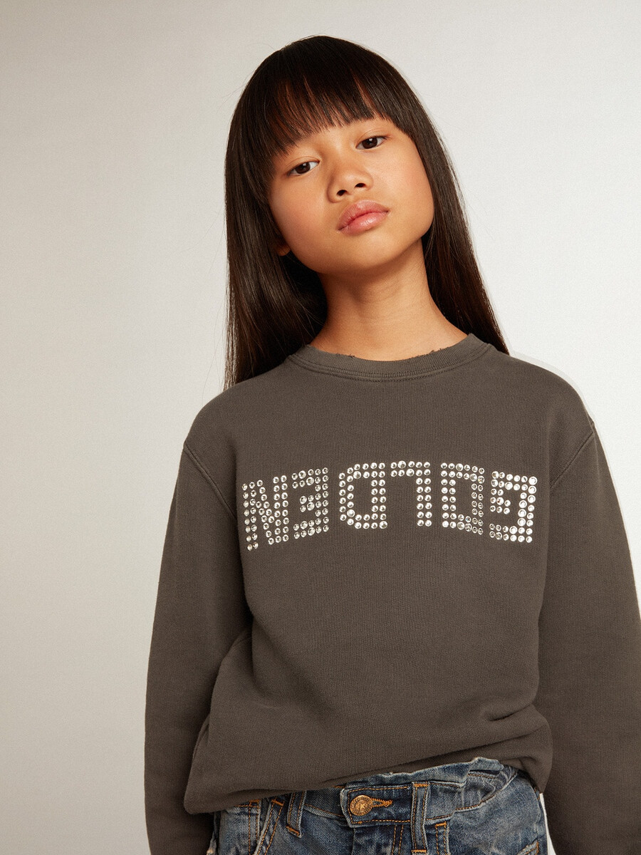 graues sweatshirt im used-look mit kristallbuchstaben