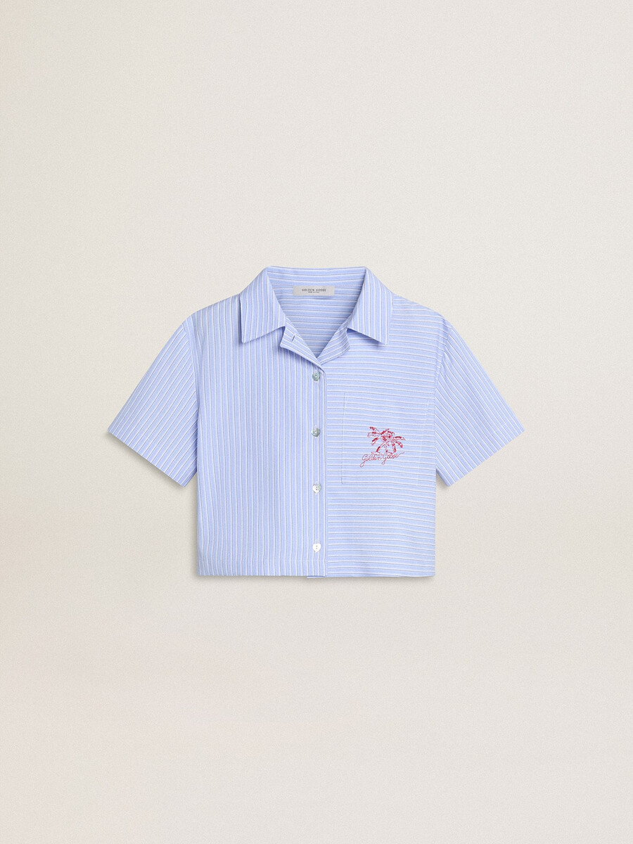 kurzes mädchen-shirt aus gestreifter hellblauer baumwolle