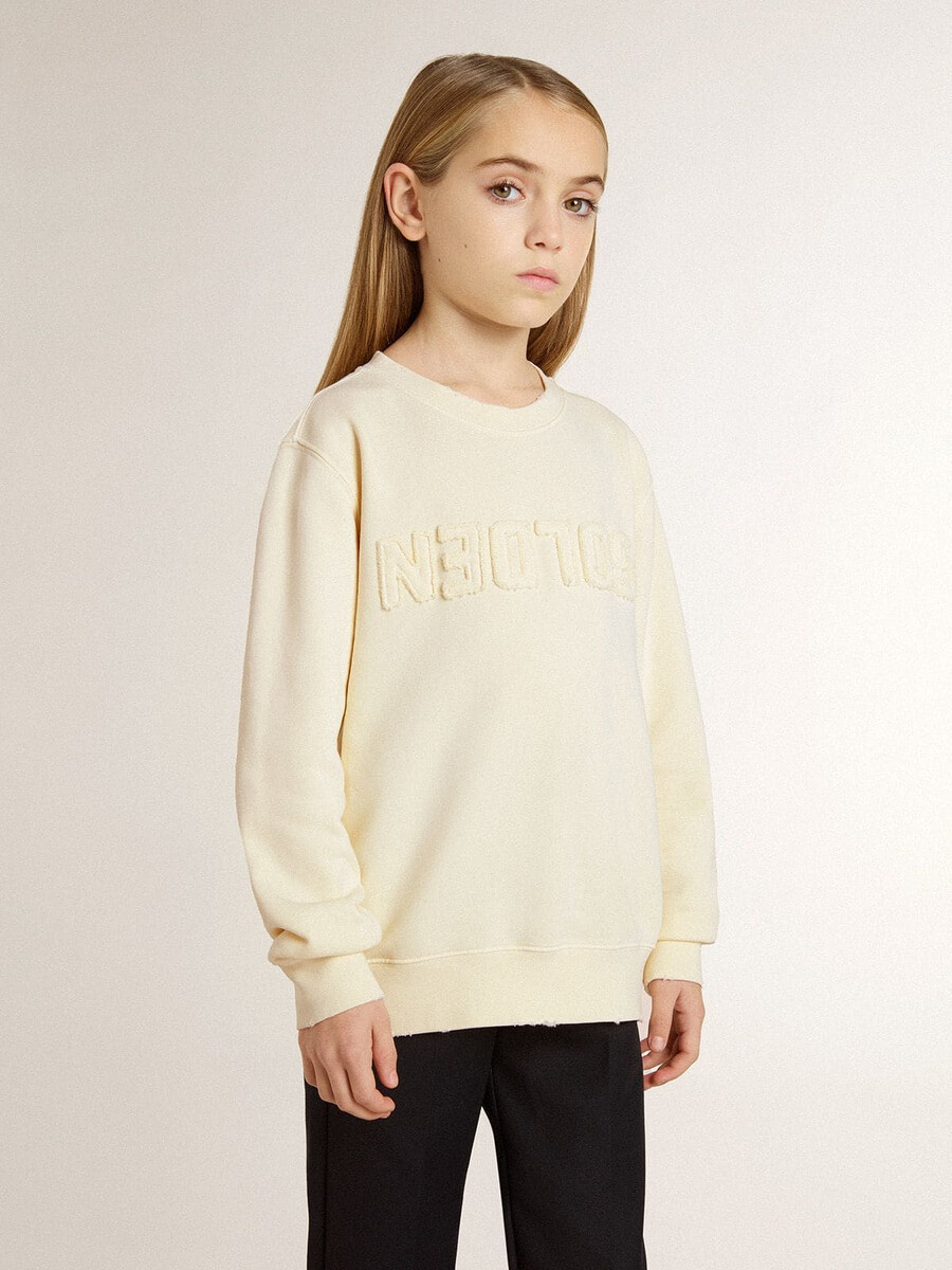 mädchen-sweatshirt in cremefarbe mit aufgenähter schrift