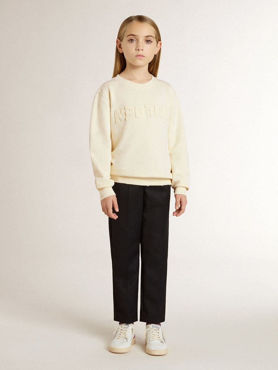 mädchen-sweatshirt in cremefarbe mit aufgenähter schrift