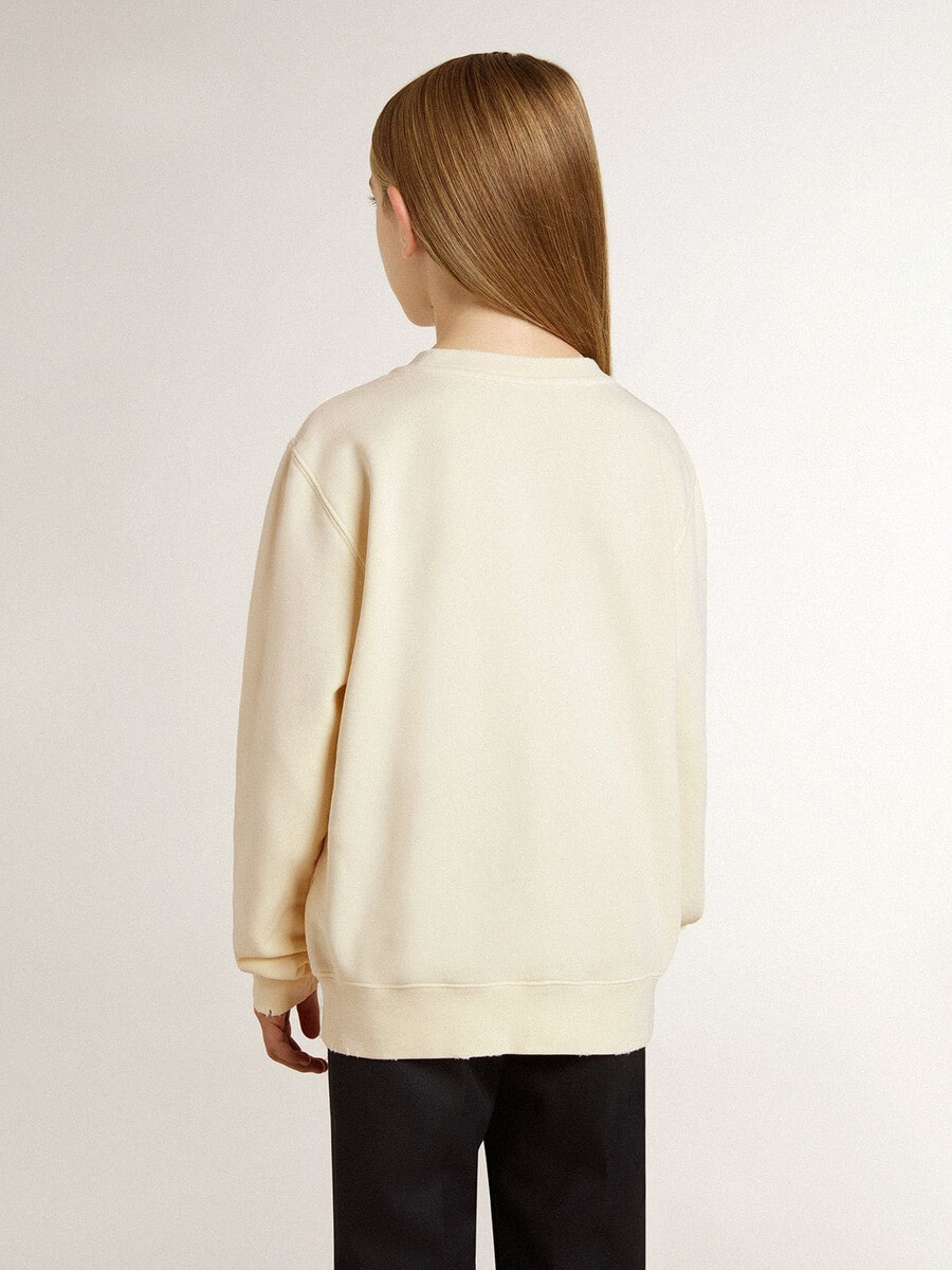 mädchen-sweatshirt in cremefarbe mit aufgenähter schrift