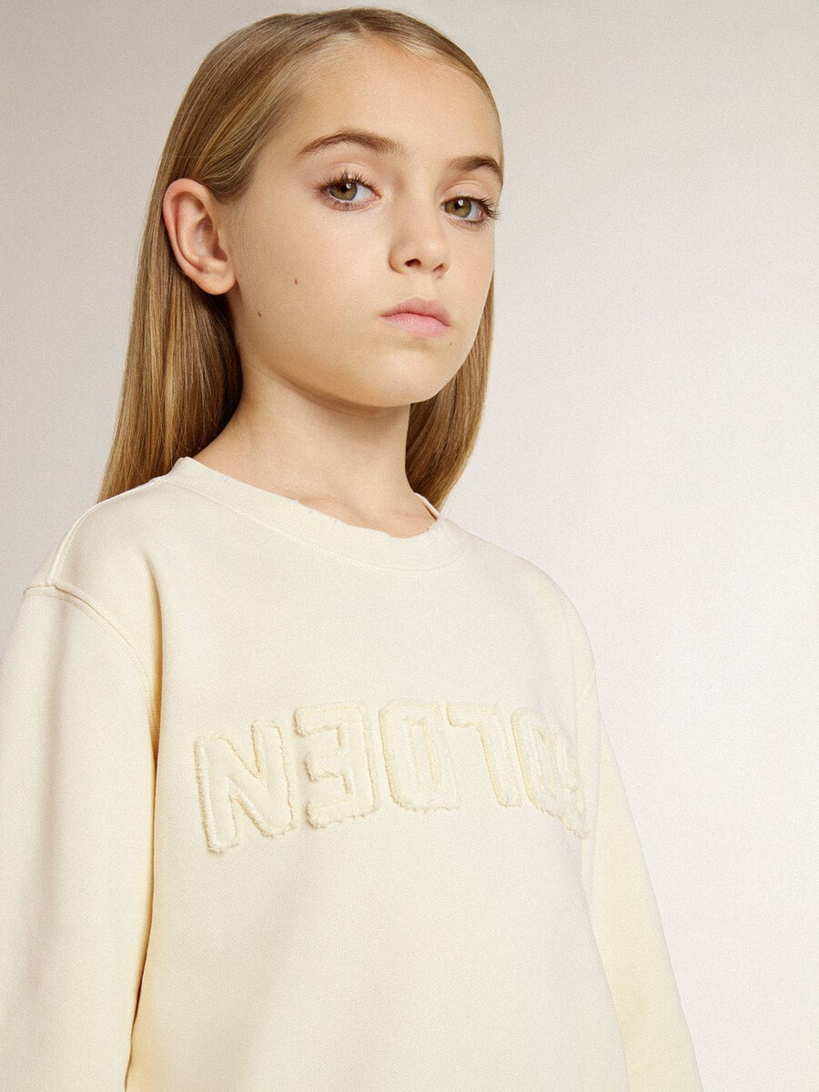 mädchen-sweatshirt in cremefarbe mit aufgenähter schrift