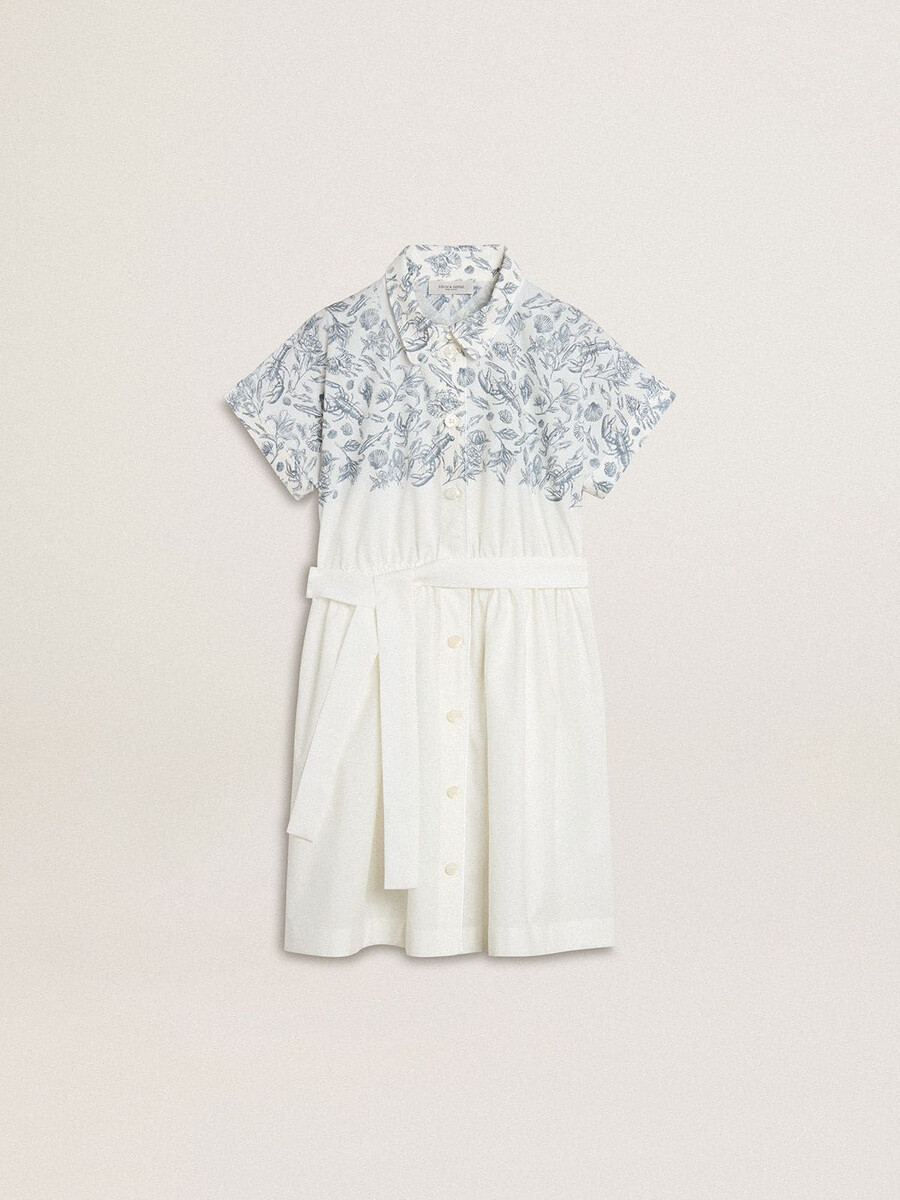 mädchenhemdkleid aus weißem baumwollcanvas mit blauem maritimen muster und weißer paspelierung