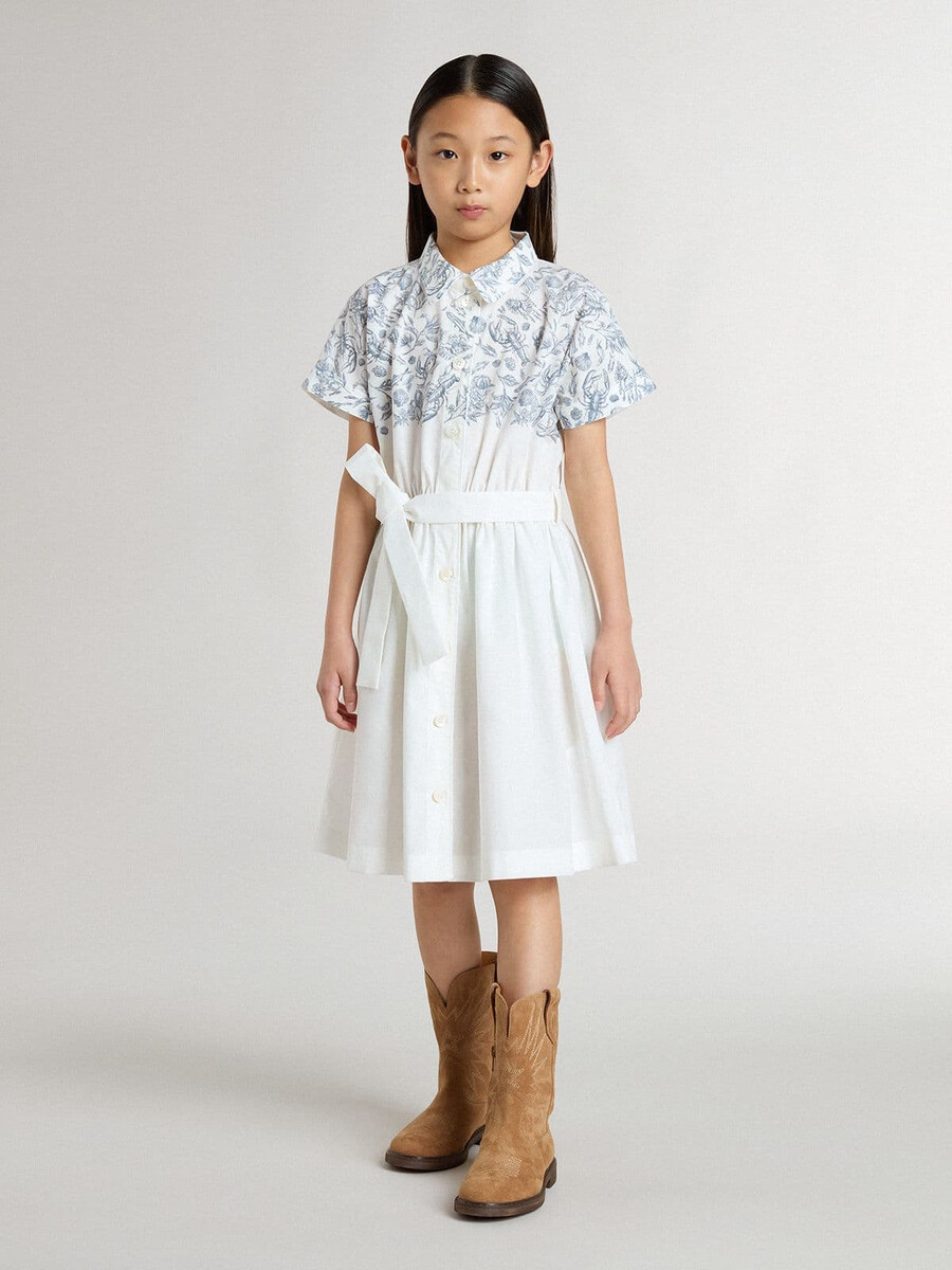 mädchenhemdkleid aus weißem baumwollcanvas mit blauem maritimen muster und weißer paspelierung