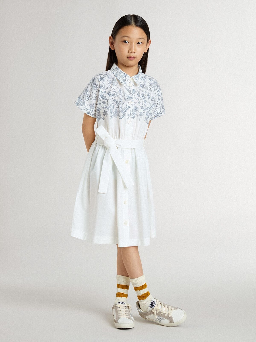 mädchenhemdkleid aus weißem baumwollcanvas mit blauem maritimen muster und weißer paspelierung