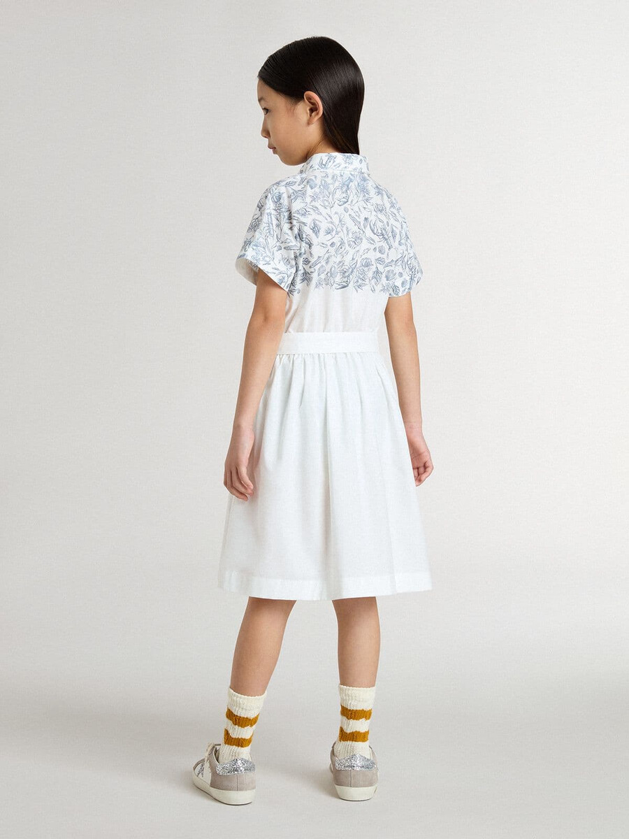 mädchenhemdkleid aus weißem baumwollcanvas mit blauem maritimen muster und weißer paspelierung