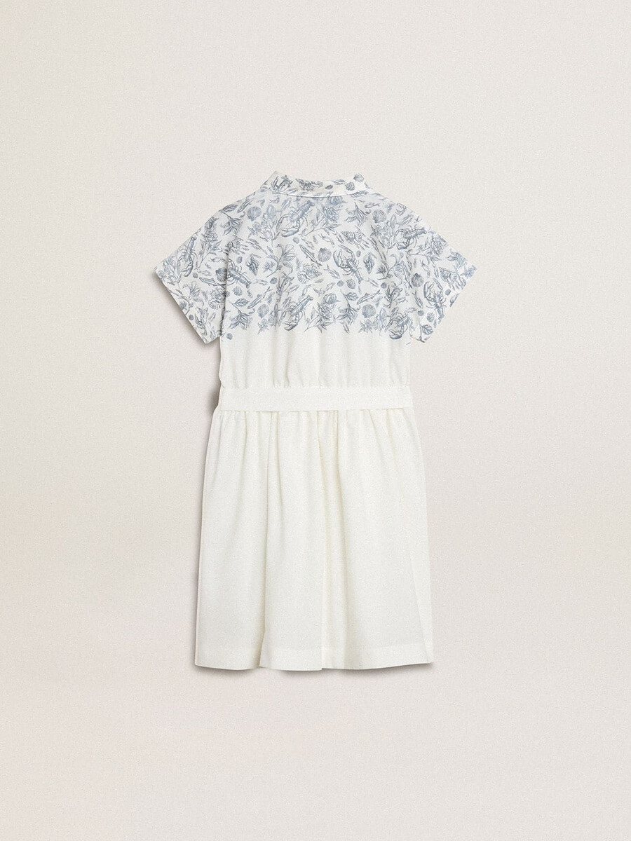 mädchenhemdkleid aus weißem baumwollcanvas mit blauem maritimen muster und weißer paspelierung