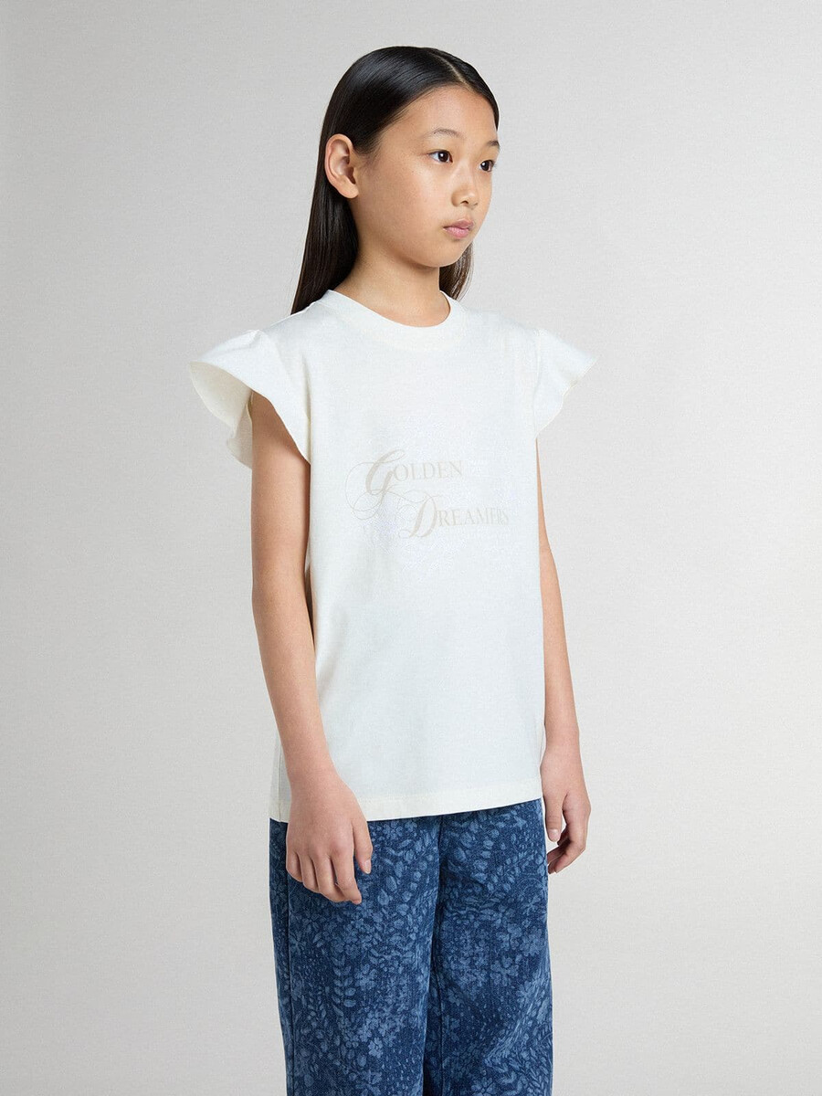 mädchen-t-shirt mit rüschenärmeln schriftzug und stickerei.