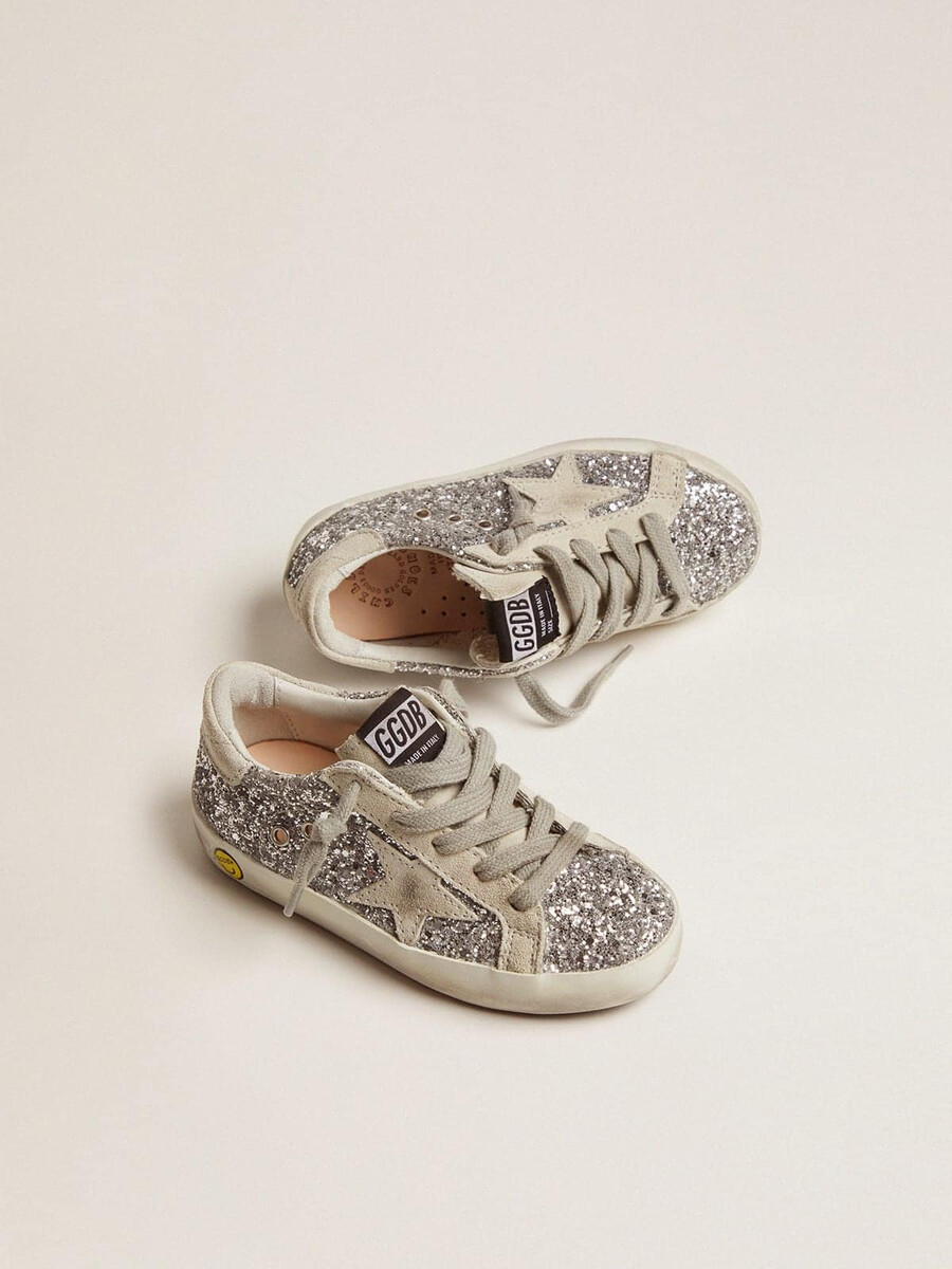 junior super-star mit silbernem glitzer und wildlederdetails