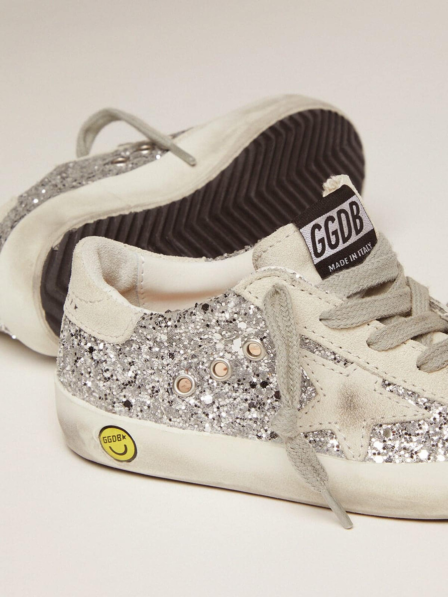 junior super-star mit silbernem glitzer und wildlederdetails