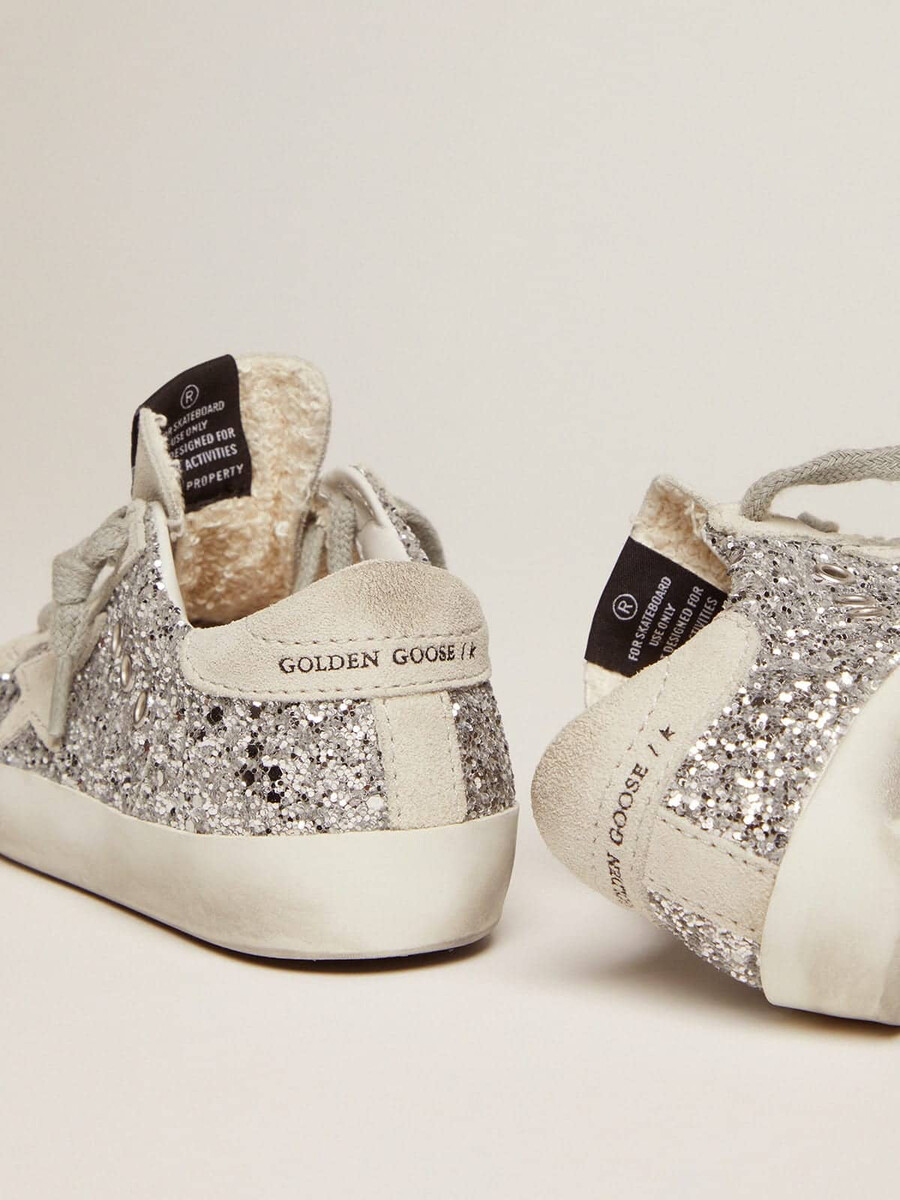 junior super-star mit silbernem glitzer und wildlederdetails