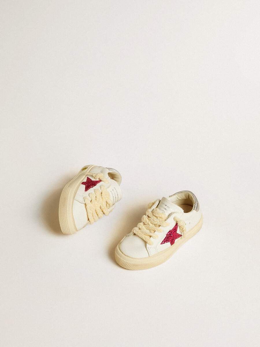 may junior mit fuchsiafarbenem glitzerstern und fersenlasche aus metallic-leder