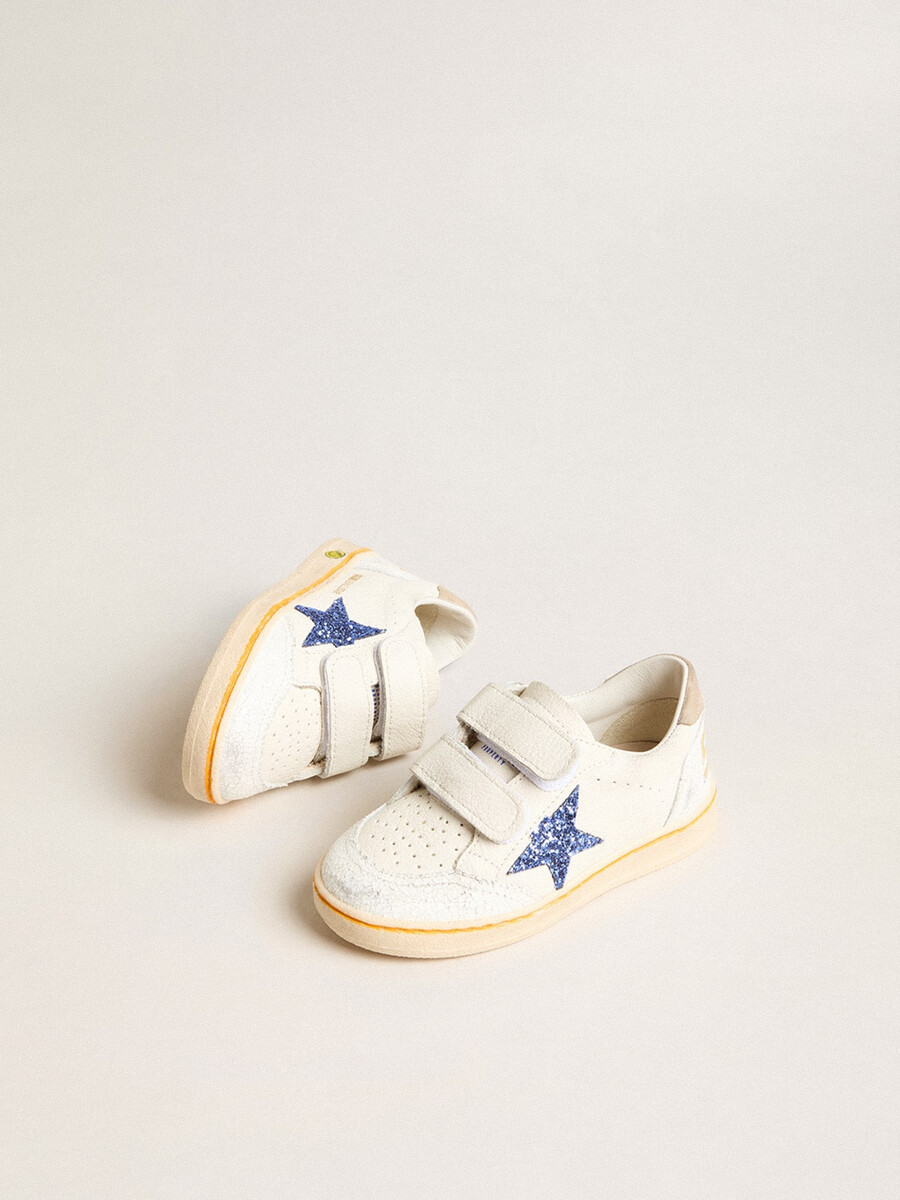 junior ball star mit blauem glitzerstern und beigefarbener wildleder-fersenlasche