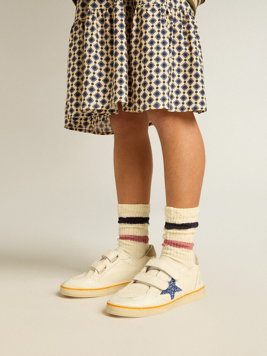junior ball star mit blauem glitzerstern und beigefarbener wildleder-fersenlasche