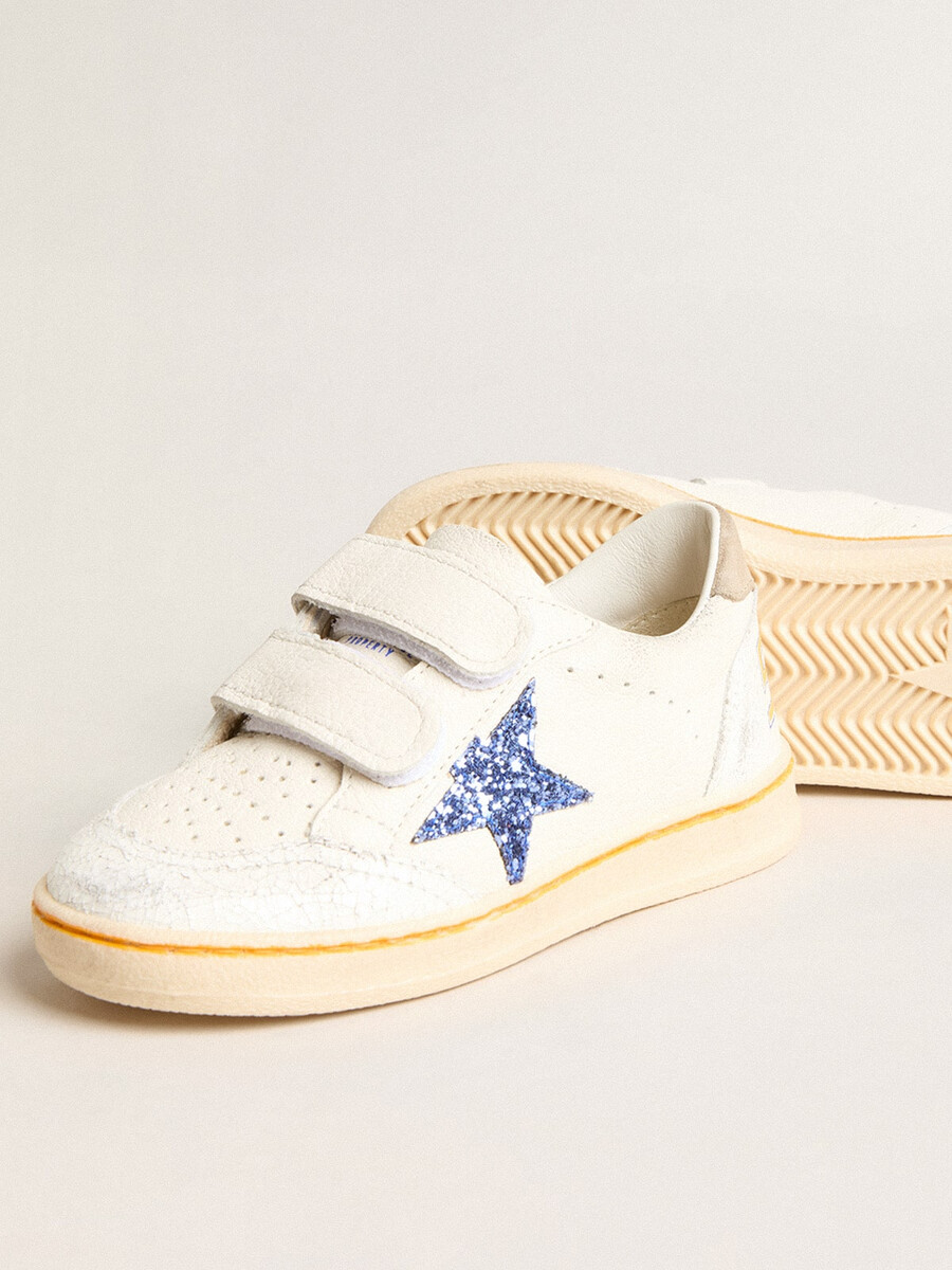 junior ball star mit blauem glitzerstern und beigefarbener wildleder-fersenlasche