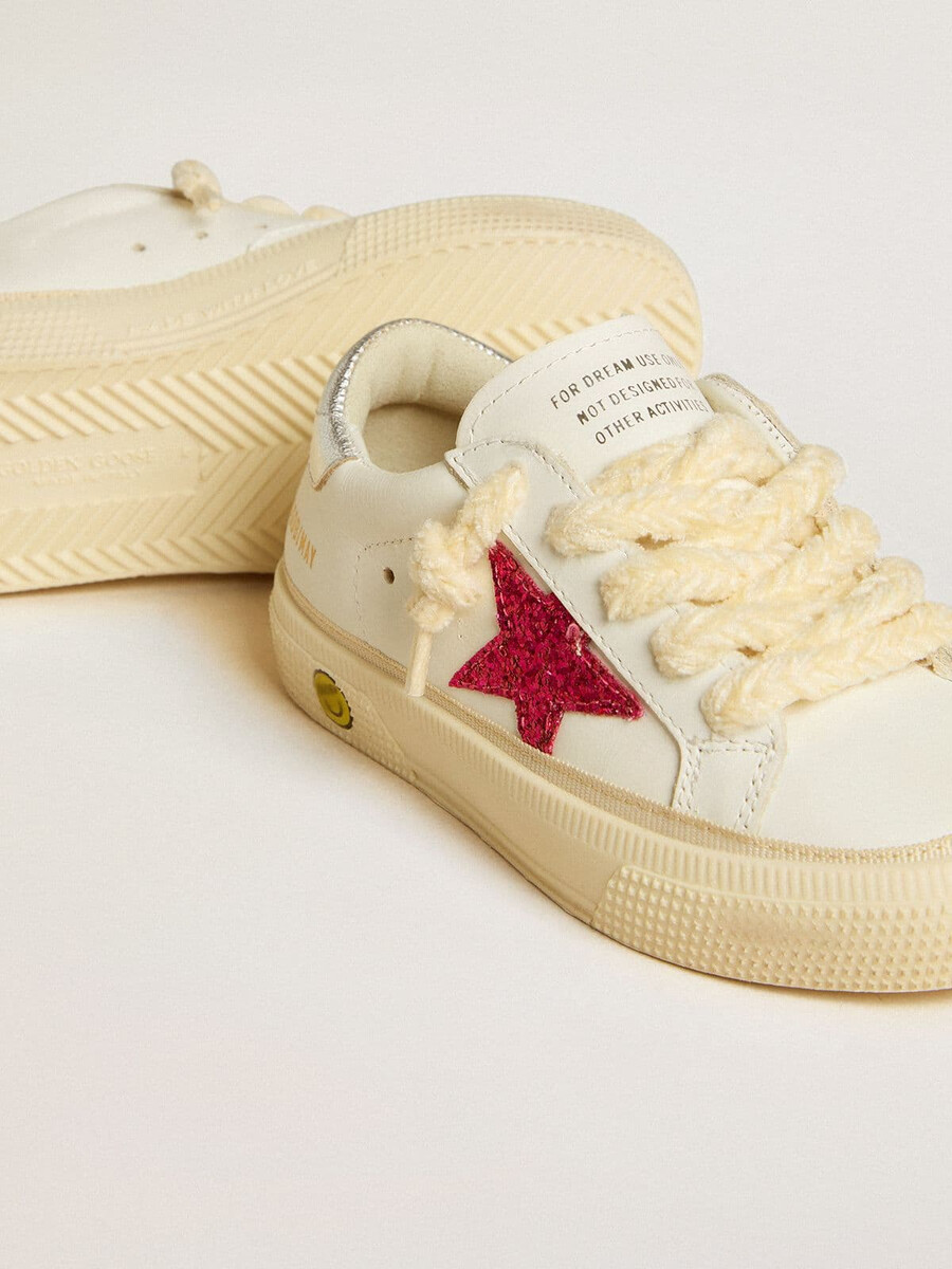 may young mit fuchsiafarbenem glitzerstern und fersenlasche aus metallic-leder