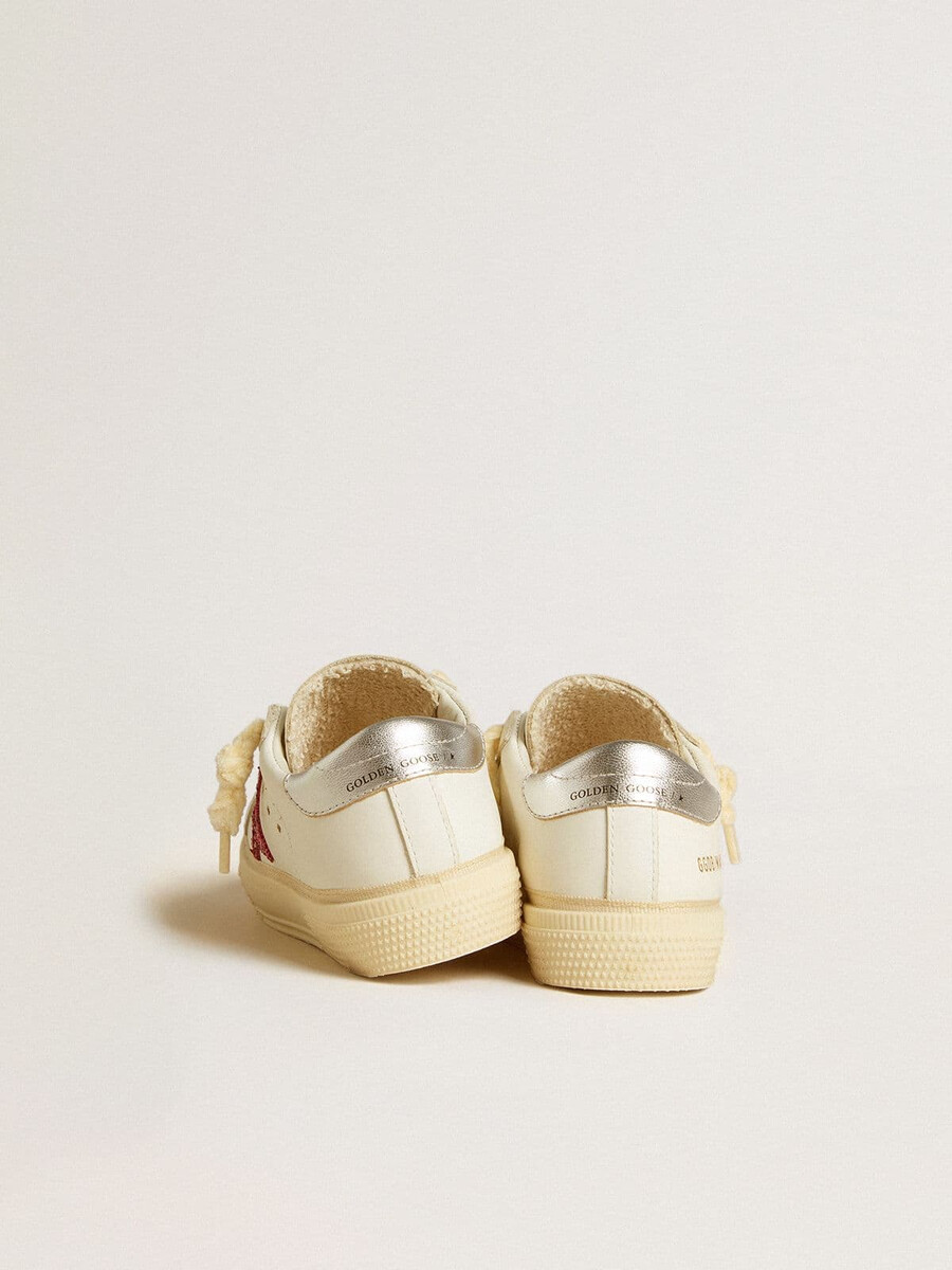 may young mit fuchsiafarbenem glitzerstern und fersenlasche aus metallic-leder