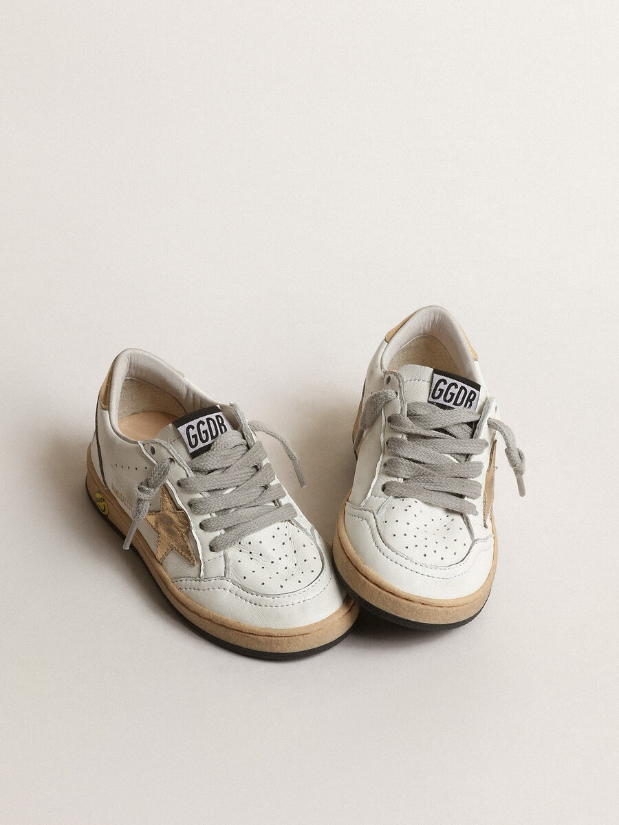 ball star young mit goldfarbenem metallic-lederstern und fersenlasche