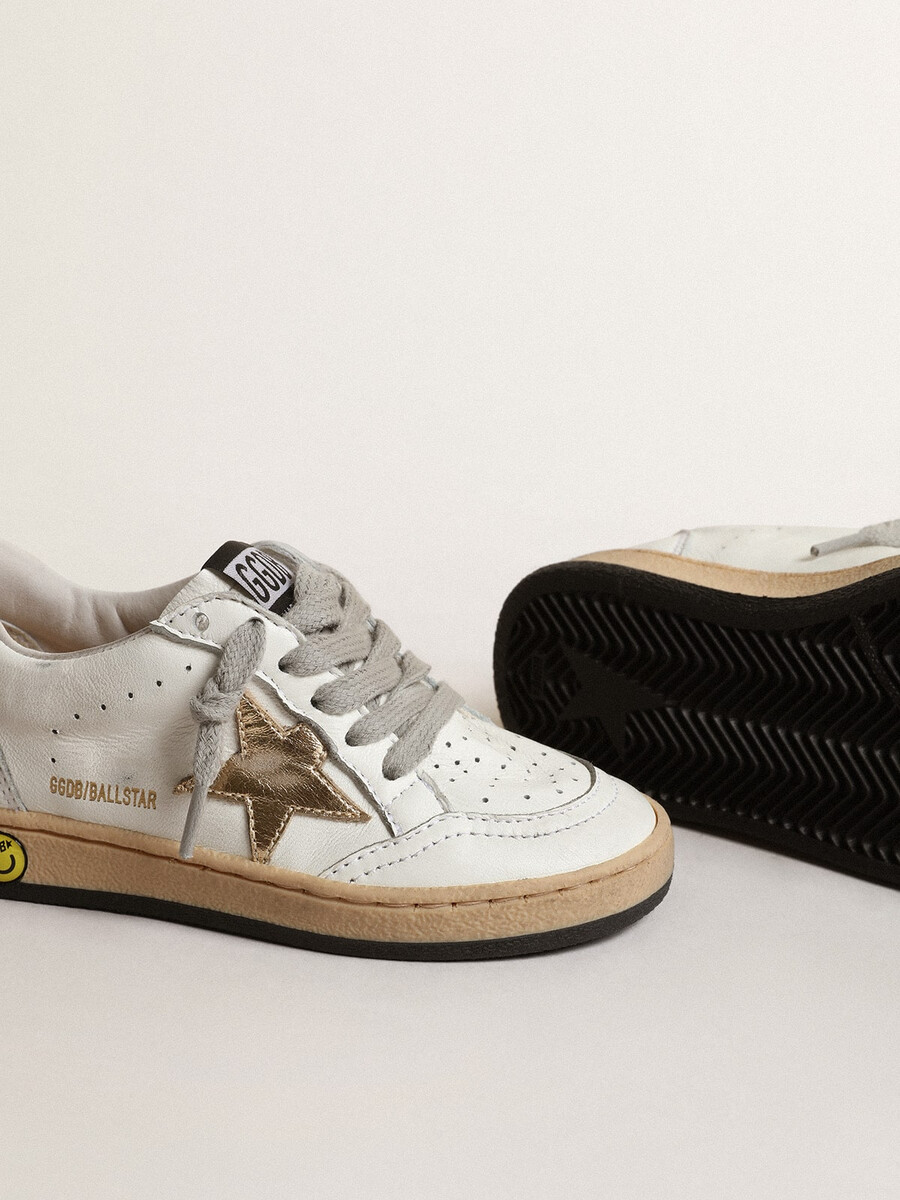 ball star young mit goldfarbenem metallic-lederstern und fersenlasche