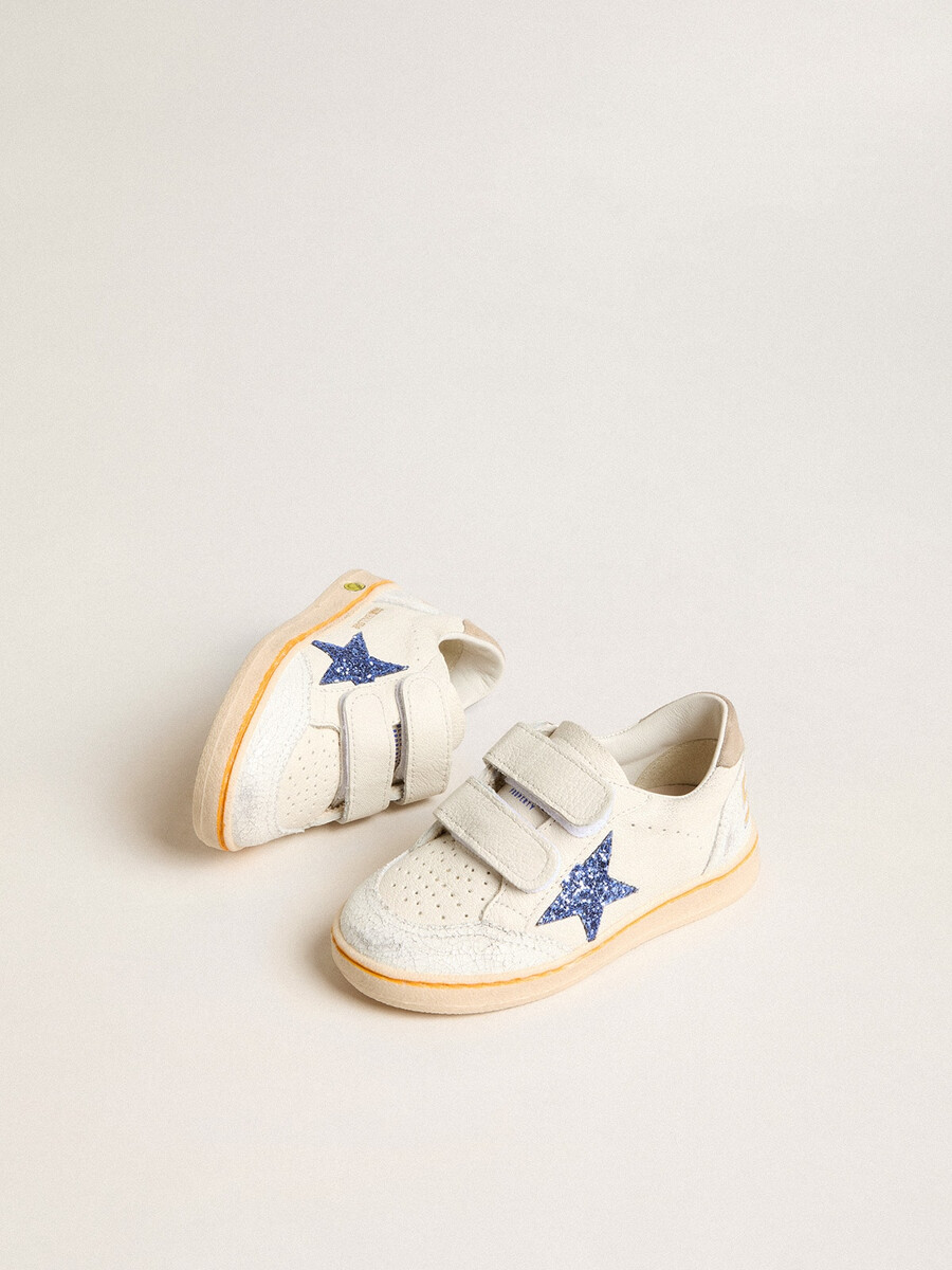 young ball star mit blauem glitzerstern und beigefarbener wildleder-fersenlasche