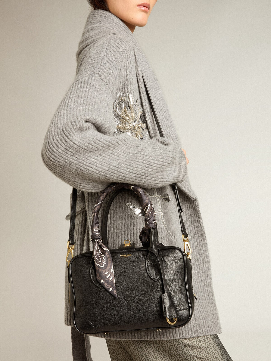 vita-tasche aus schwarzem schafsleder mit goldenen details