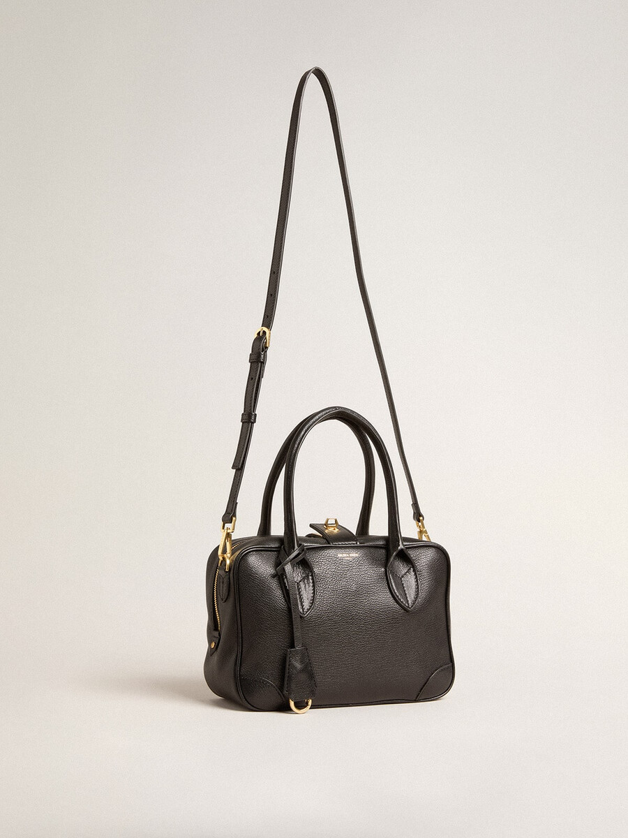 vita-tasche aus schwarzem schafsleder mit goldenen details