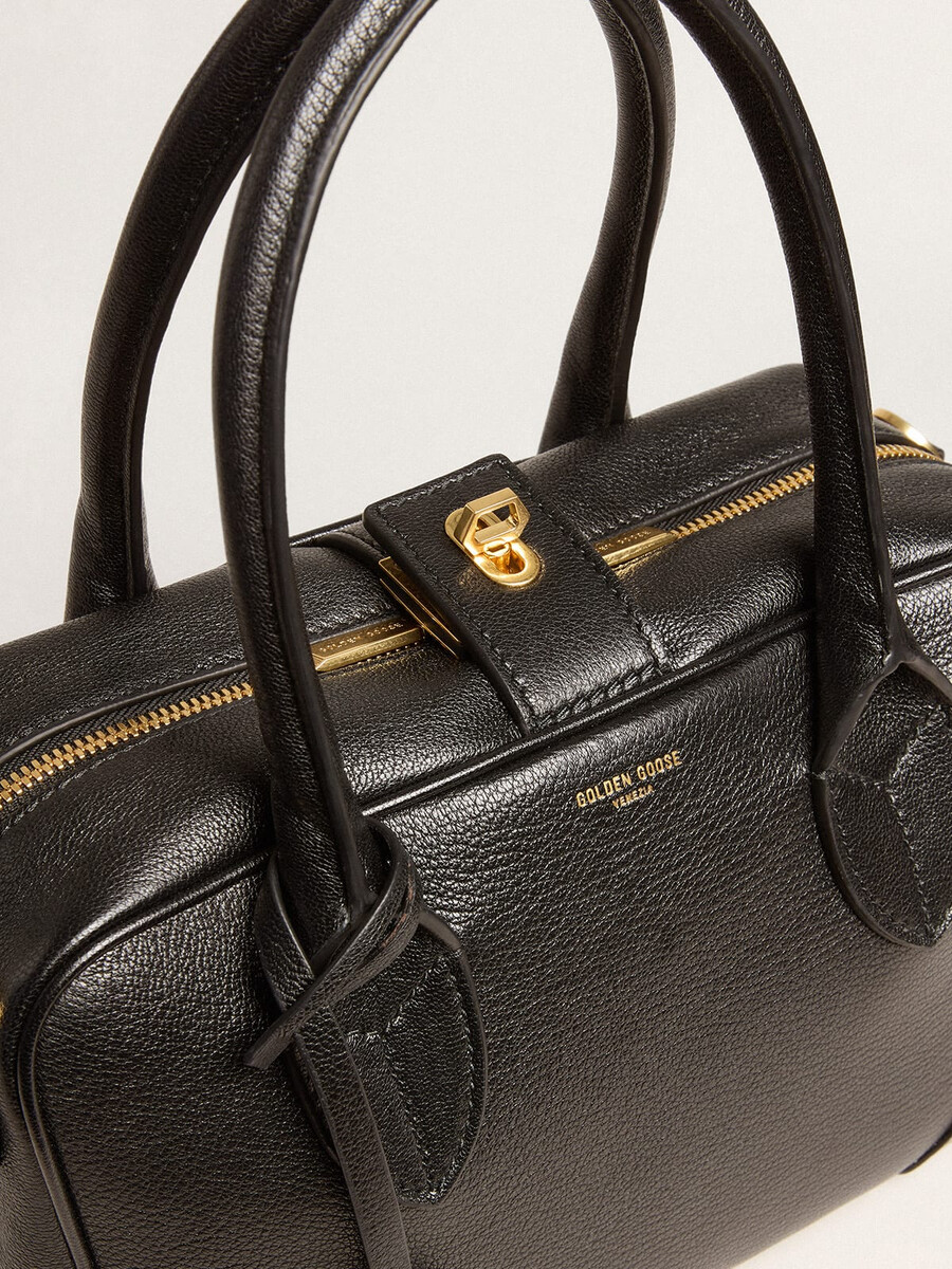 vita-tasche aus schwarzem schafsleder mit goldenen details