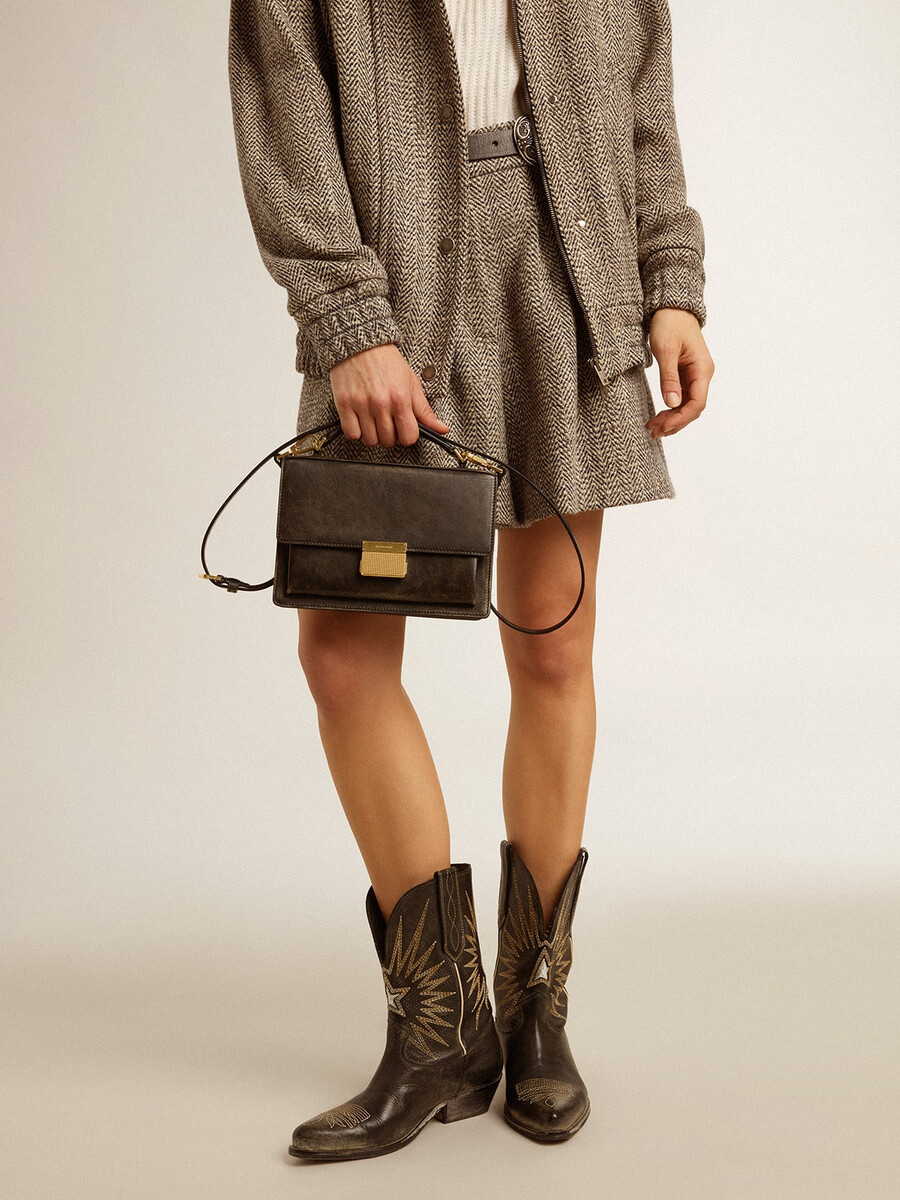 venezia-tasche aus schwarzem vintage-leder mit goldenen details